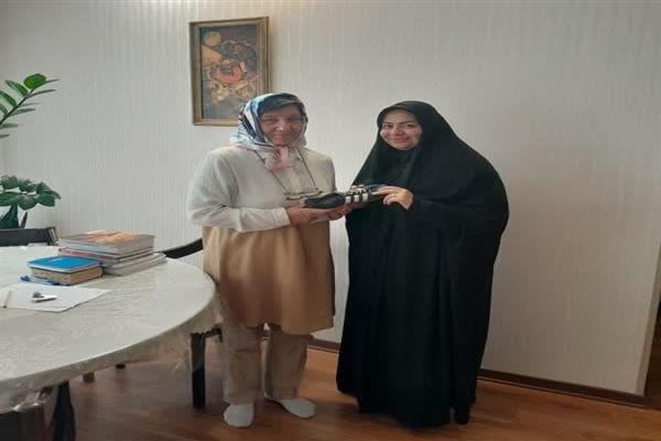 اهدا اسناد و اشیا خانم مریم صدارتی به موزه و آرشیو دانشگاه